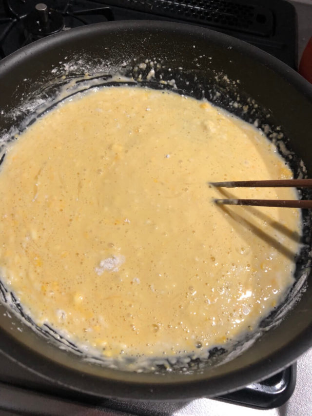お好み焼きの生地に水を入れる