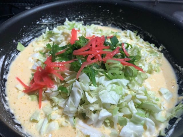 お好み焼きの具材を入れる