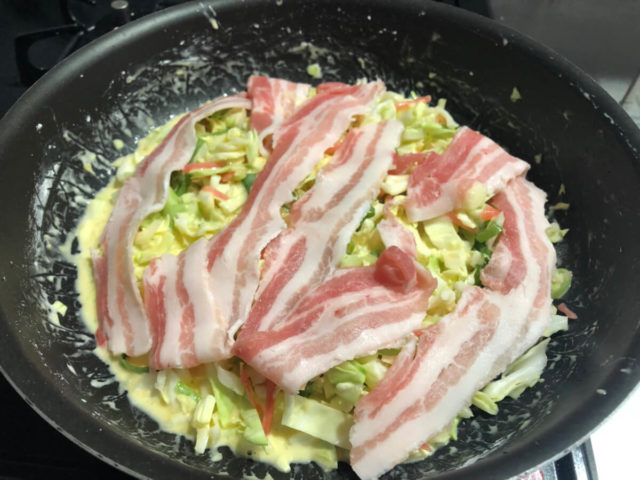 お好み焼きに豚肉を載せる