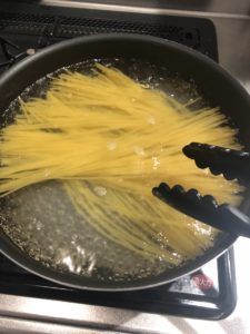 たらこパスタのスパゲティを茹でる