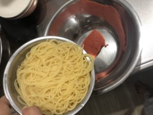茹でたパスタをボールへ!