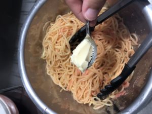 茹でたパスタをボールへ!