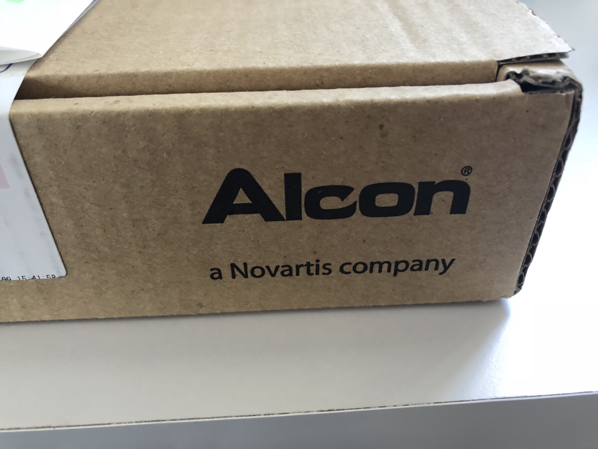 日本アルコンのダンボールで届きました!