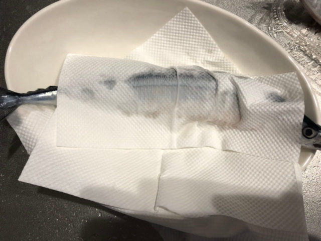 さんまの水分をキッチンペーパーでとる