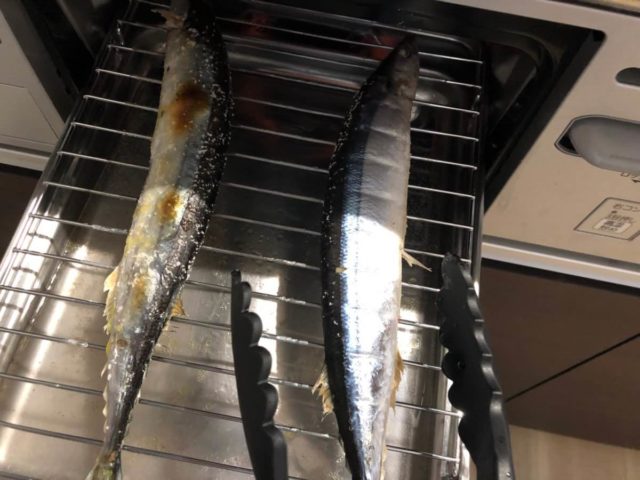 片面焼けたら、さんまをひっくり返す