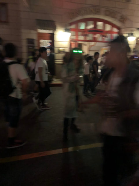 ユニバのゾンビ、目光ってますやん!